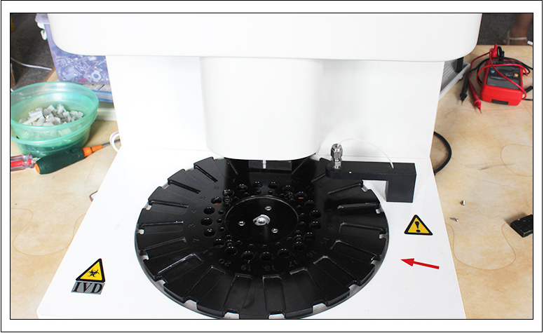 帶領客戶觀看全自動婦科分泌物草莓视频APP免费器現場，增強客戶購買決心
